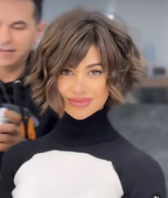 Short Hair Waves, Bob Hairstyles For Thick, Wavy Bob Hairstyles, Messy Short Hair, Short Layered Haircuts, Haircuts For Medium Hair, Penteado Cabelo Curto, Short Hair Haircuts