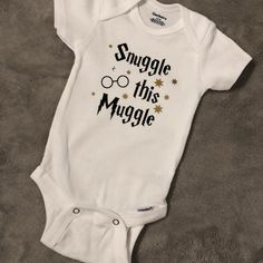 Cutest Onesie For Any Baby Whose Parents Are Obsessed With Harry Potter! I Have 3 Available In Each Size! Harry Potter Baby Announcement, Diy Onesies, Funny Harry Potter Shirts, Kid Outfits, Harry Potter Baby Shower