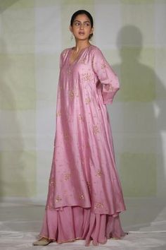 Pink kurta with floral embroidered motifs. Paired with flared sharara and dupatta. Flared Sharara, V Neck Kurta, Kurta Sharara Set, Pink Kurta, Kurta Sharara, Embroidered Motifs, Sharara Set, Women Kurta, Straight Kurta