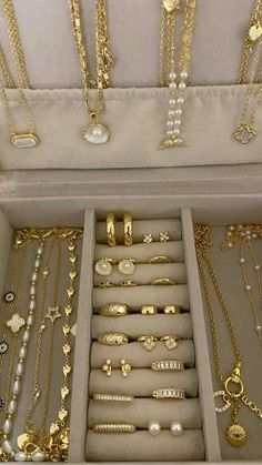 Gold.reng.nikless Xoxo Jewelry, Preppy Jewelry, Luxe Jewelry, Golden Jewelry, Jewelry Accessories Ideas, Dope Jewelry, Jewelry Fashion Trends, Classy Jewelry, Jewelry Essentials