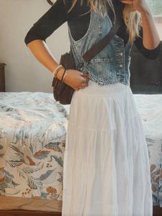 Long White Skirts Outfits, Fall Layering Outfits Dress, Flowy Skirt Tshirt Outfit, Long Skirt Outfits Boho, Jean Vest And Skirt Outfit, White Skirt Outfit Long, White Jean Vest Outfit, White Layered Skirt Outfit, Transition Outfits Summer To Fall Casual