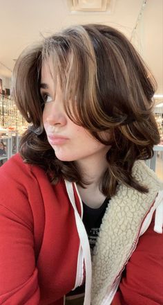 Hair Highlights Ideas, Short Dark Brown Hair, Hair With Blonde Highlights, Short Dyed Hair, Blonde Highlights On Dark Hair, Short Hair Highlights, Highlights Ideas, Brown Hair Dye