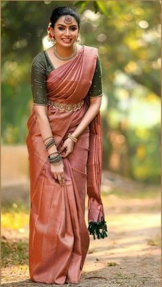 South Indian Marriage Saree, Bridal Sarees South Indian Pink, South Indian Engagement Saree Look, Bridal Saree Poses, South Indian Style Saree Draping, Kancheepuram Blouse Designs, South Look Saree, Silk Saree Poses, Simple South Indian Saree Look