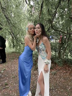 Butterfly Prom Dresses, Matching Prom Outfits, Rose Gold Prom Dresses, Prom Pictures Friends, Butterfly Prom Dress, Matching Prom, Foto Best Friend, Prom Picture Poses