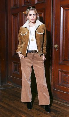 How to Style the Retro Pants That Are Coming Back Wide Leg Trousers Outfit, Black Velvet Boots, Retro Pants, 70s Women, Gucci Purse