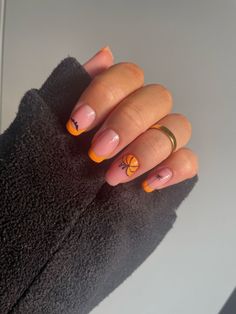 Simple French Halloween Nails, Autumn Nails Short French Tip, Simple Halloween Nails Pumpkin, Fall Orange French Tip Nails, Orange French Tip Halloween Nails, Black And Orange Halloween Nail Designs, Black And Orange Nails Ideas, Orange And Black French Tip Nails, French Nails Halloween