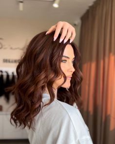 Brown Fall Hair Colors 2024: 25 Ideas for Brunettes with Red, Auburn, and Mahogany Highlights Blonde And Red Highlights, Balayage For Dark Hair, Brown Fall Hair, Redish Brown Hair, Mahogany Highlights, Chocolate Balayage, Brown Auburn Hair, Reddish Brown Hair Color, Mahogany Brown Hair