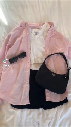 Oversized Button Up Outfit, Button Up Outfit, Best Costume Design, Simple Trendy Outfits, Cute Simple Outfits, Work Blouse, Casual Style Outfits, Teen Fashion Outfits