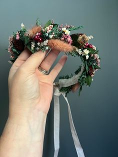 Holiday Tieback Halo Flower Crown with assorted dried juniper greenery with red berries with some mini pinecones mixed with assorted pink dried pieces. Greenery is mounted on Natural Floral wire and backed with felt for comfort.  Headband is adjustable . Perfect for all your Holiday Photo shoots coming up.  Each piece is custom made and no two are 100% alike. If you are not seeing something that you are looking for, please convo me for a custom order. Would be happy to accommodate custom orders Newborn Crown, Baby Flower Crown, Holiday Photoshoot, Floral Halo, Holiday Floral, Floral Wire, Christmas Floral, Floral Crown, Red Berries