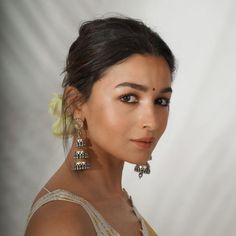 #aliabhatt #haircut #hairstyles Loose Bun Hairstyles, Sleek Buns, Sleek Bun Hairstyles, Alia Bhatt Hairstyles, Wedding Ponytail, Hair Style On Saree, Saree Hairstyles, Wedding Game, Pretty Braids