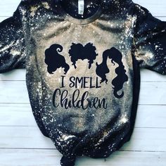 Halloween Shirt Cricut Ideas, Fall Diy Shirts Vinyl, Halloween Shirts Hocus Pocus, Halloween Diy Shirts For Women, Halloween Shirts Vinyl Women, Halloween Designs For Shirts, Bleached Shirts Ideas, Hocus Pocus Shirt Ideas, Halloween T-shirt