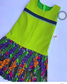 L’image contient peut-être : personnes debout Kids Fashion Dresses, Dress Ankara, Kids Dress Wear, Kids Dress Patterns, Baby Dress Design