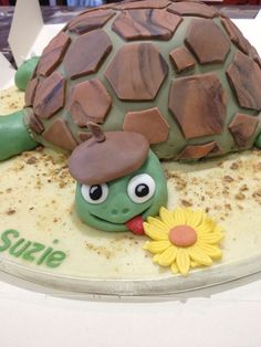 a tortoise shell cake is decorated with flowers