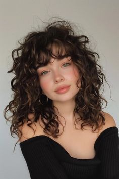 "Short Hair 2024: Top Trends and Styles for a Stylish Natural Curly Hair Cuts, Curly Hair Photos, Fall Hair Cuts, Wavy Haircuts, Hair 2024, Haircuts For Curly Hair, Curly Hair With Bangs, Penteado Cabelo Curto, Short Hair With Bangs