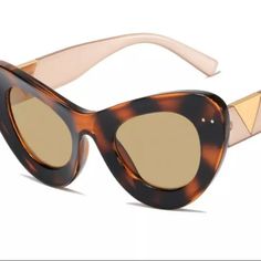 Cateyes With Leopard Print Frames And Champagne Color Arms With Tea Lenses. Includes Sunglass Case. Ysl Sunglasses, Ray Ban Sunglasses Women, Ray Ban Women, Black Round Sunglasses, Coach Sunglasses, Heart Shaped Sunglasses, Brown Cat, Tortoise Sunglasses, Gradient Sunglasses