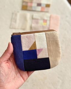 deep blue, pastel pink, and beige patchwork zip pouch with rounded corners Projects For Fabric Scraps, Diy Quilted Zipper Pouch, Sewing Project Gift Ideas, Quilt Bags, Patchwork Purse, Patchwork Inspiration, Improv Quilting, Quilted Christmas Stockings, Pouch Design