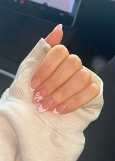 Nail Round Design, Cute Nail Ideas For November, White Nails With Designs Easy, Cute Summer Nails Short Teen, Pink Nails With One Finger Design, Super Cute Nail Ideas, Nail Ideas Basic Colors, Cute Nails For High School, Simple Nails Not Acrylic