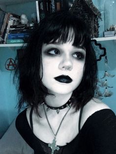 Simple Goth Look Makeup, Simple Goth Eyeliner, Goth Makeup Simple, Simple Goth Makeup, Bat Makeup, Maquillage Goth, Goth Makeup Looks, Trad Goth Makeup, Goth Eye Makeup