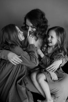 Mom And Two Daughters Photography, Mom Two Daughters, Mom And Two Daughters, Mom And 2 Daughters, Mother And 2 Daughters, Photoshoot Ideas Kids, Mom Daughter Photography