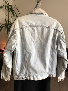 Vintage Levis 4 Pocket Light Wash Sherpa Lined Denim Jean Jacket Original San Fransisco Made Levi's Denim Tag Reads Men's Size : Medium Made in USA Willing to Answer Any and All Questions about Items. All Items Sold AS IS. No Refunds. No Returns. Note* Items are not laundered unless adopted personally before selling, to reduce costs & to help combat the ongoing drought in California. For More Photos & Other Items Visit : DeadPeoplesShit.com Winter Outerwear In Light Wash With Relaxed Fit, Light Wash Winter Denim Jacket, Urban Winter Denim Jacket In Medium Wash, Urban Style Medium Wash Denim Jacket For Winter, Winter Light Wash Relaxed Fit Denim Jacket, Urban Style Light Wash Denim Jacket For Winter, Urban Light Wash Winter Outerwear, Red Denim Jeans, Pocket Light