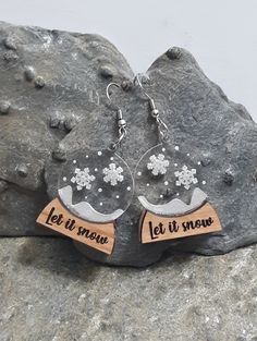 Let it Snow earrings Diy Shrink Plastic Jewelry, Snow Earrings, Shrinky Dink Jewelry, Laser Projects, Engraved Earrings, Jewelry Holiday, Winter Jewelry, Diy Resin Crafts, Earrings Christmas