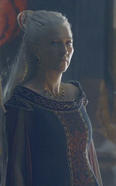 game of thrones character daeneria starke in blue dress with white hair