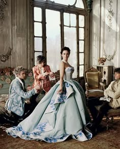 Another one of my favorite shots from that set. Christian Dior Haute Couture, Annie Leibovitz, Look Retro, Dior Haute Couture, Gorgeous Gowns, Mode Vintage, Marie Antoinette, Beautiful Gowns, Dream Dress