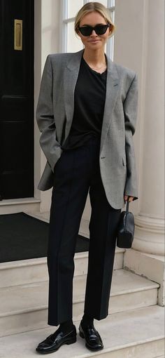 Grey Blazer Street Style, Grey Blazer Winter Outfit, Grey Wool Blazer Outfit Women, Fall Fashion Outfits Casual Autumn Street Style 2023, Teacher Style 2023, Grey Blazer Women Outfit, Wool Blazer Outfit Women, Gray Blazer Outfit, Gray Blazer Outfit Women