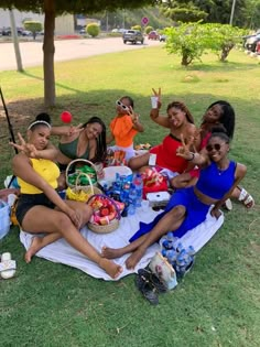 Piquenique das cores❤ 🧡💛💚💙💜 Picnic Colour Theme, Colour Themed Picnic With Friends, Rainbow Picnic Ideas, Birthday Outing Ideas, Friend Projects, Prom Party Ideas, Girl Picnic