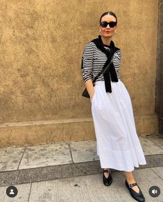 Pleated Midi Skirt Outfit, Skirts For Summer, Satin Skirt Outfit, White Skirt Outfits, Over 60 Fashion, Instagram White, Effortlessly Chic Outfits, Stripe Outfits, Woman Suit Fashion