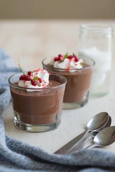 Ingredients: 8 oz dark chocolate (or semi-sweet chocolate), chopped 1/2 cup heavy cream (for melting the chocolate) 1 1/4 cups heavy cream (for whipping) 1/2 cup powdered sugar 1 tsp peppermint extract 1/2 tsp vanilla extract Pinch of salt Crushed peppermint candies or candy canes (for garnish) Optional: whipped cream for topping