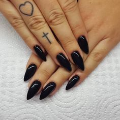 Black Hoco Nails Almond, Short Pointy Black Nails, Black Nails Stiletto Short, Pointed Acrylics, Black Stiletto Nails Short, Black Nails Pointy, Black Short Stiletto Nails, Black Sharp Nails, Short Black Stiletto Nails