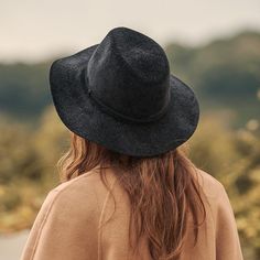 The EMES SHOP hat is detailed with minimalist slim braid trim. Features a woven material. small metallic tag detail. and fedora hat design.MATERIAL:100% Brushed Wool BlendCIRCUMFERENCE MEASUREMENTS: 56-58cm 22-23in Woven Hat, Womens Fedora, Bucket Hat Women, Trilby Hat, Velvet Hat, Elegant Hats, Wool Fedora, Lingerie Accessories, Crop Top Blouse