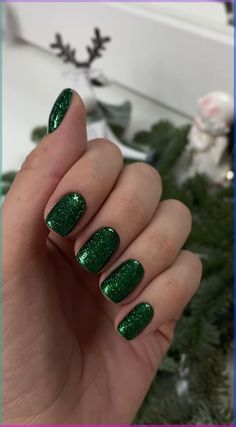 Trendy Green Nails, Chic Almond Nails, Green Sparkly Nails, Green Christmas Nail Ideas, Green Christmas Nail, Green Christmas Nails, Christmas Nail Ideas, Emerald Nails, Holiday Nails Christmas