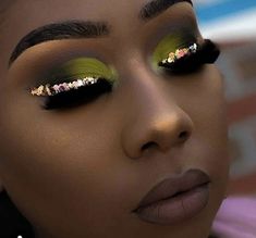 Crease Makeup Looks, Cut Crease Makeup Looks, Makeup Looks Glitter, Mocha Makeup, Basic Eye Makeup, Eyeshadow Inspiration, Oval Makeup Brush, Black Eye Makeup, Crease Makeup