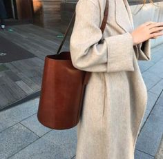 Beige kappa/coat with red brown handbag. Autumn/fall outfit Minimalist Winter, Boots Ideas, Boho Mode, Beige Outfit, Fashion Minimalist, Minimalist Chic, Brown Leather Bag, Estilo Chic, Brown Bag