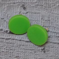 An staple accessory - these simple lime green stud earrings will go with every outfit, making them suitable for everyday wear. Approx 18mm diameter and 3mm thick, so not too big for everyday wear Available in a choice of Silver Plated or Sterling Silver Stud earring fitting For an event why not team these with a matching pair of cufflinks for your partner:https://www.etsy.com/uk/listing/480712602/lime-green-cufflinks-perspex-discs These Disc Earrings are also available in:Turquoise; Cerise; Lime Green Stud Earrings, Colorful Stud Earrings, Disc Earrings, Simple Elegant, Sterling Silver Studs, Sterling Silver Earrings Studs, Stud Earring, Silver Earrings Studs, Jewelry Earrings Studs