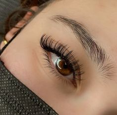 #eyelashextensionstips #hybridlashes #classiclashes #browneyes Lashes 1:1, Lashes Wet Look, Wet Lash Extensions, Doe Eye Makeup, Glamour Makeup Looks, Lash Ideas, Lash Map, Natural Pretty