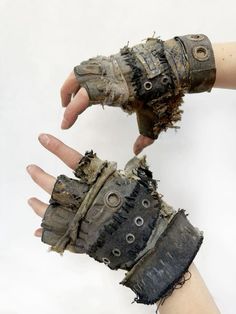 Post Apocalyptic Crafts, Punk Apocalypse Outfit, Yaelokre Clothes, Yaelokre Outfit, Postapocalyptic Style Woman, Desert Punk Aesthetic, Apocalyptic Aesthetic Outfits, Salvage Punk, Apocalypse Aesthetic Outfit