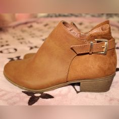 Brand New Never Worn!!!! Casual Ankle Strap Booties For Fall, Casual Low Heel Booties With Buckle Closure, Casual Low Heel Booties With Buckle, Top Moda, Ankle Booties, Bootie Boots, Ankle Boots, Women Shoes, Brand New