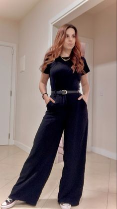 Look de sexta para o trabalho. Casual All black de tênis all star preto com calça pantalona preta e camiseta preta. Cabelo ruivo ondulado. Black Plazo Outfit, Plazo Outfits, Argentinian Fashion, Casual Neutral Outfits, Bored Drawing, Wide Leg Jeans Outfits, Looks Com All Star, Wide Leg Outfit, Chic Fall Outfit