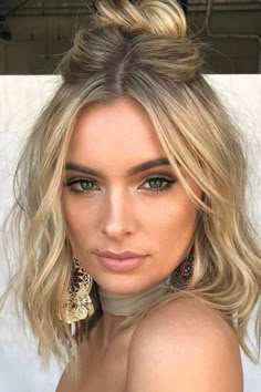 Matrix Hairstyle, Hairstyles Aesthetic, Prom Hairstyles For Short Hair, Makeup For Blondes, Formal Hair, Strapless Prom Dress, Blonde Hairstyles, Peinados Fáciles Para Cabello Corto, Athletic Hairstyles