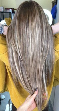 When we are in our 20s, we want to look mature and serious and when women are in 40s we want to look young... Younger Hair, Blonde Platinum, Dark Blonde Hair Color, Colors Hair, Gorgeous Hair Color, Ash Blonde Hair, Blonde Hair Shades