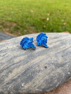 These 3D printed lion stud earrings are perfect for a school with a lion mascot! Designed especially for the Lakeland Lions, these would also make a great teacher gift!  These earrings measure about .7 inches wide and .84 inches long. They are made with hypoallergenic posts. You can choose between gold or silver color.  If you are local, we can arrange for a local pickup! Just let us know in the notes! Thanks for checking out our shop! Please message me with any questions! Lion Mascot, Blue Lion, Great Teacher Gifts, A Lion, Teacher Gift, Jewelry Earrings Studs, 3d Printed, Silver Color, Teacher Gifts