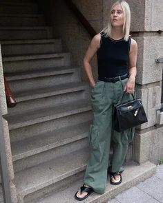 "9 Women's Cargo Pants with a Modern Cut for a Sleek Look" Henley Shirt Outfit, Wide Leg Cargo Pants Outfit, Cargo Trousers Outfit, Cargo Pants Street Style, Cargo Pants Outfit Street Style, Black Cargo Pants Outfit, Stylish Cargo Pants, Black Cargo Pants Women