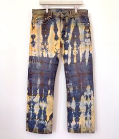 Levis vintage 501 upcycled. Size 47cm, length from the between legs 77cm, from the belt 97cm American size W34 L30 The size 36 model wears belted jeans in oversize mode 👌 A lot of work and dyeing succession on this magnified jeans 🤩 Prevalence of gradients of blue and yellow with a few touches Belted Jeans, Levis Vintage