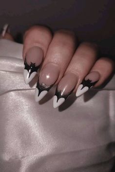 Aesthetic Halloween Nails Acrylic, Bat Gel Nails, Gel Nail Designs Grunge, Stilleto Nails Halloween Art Designs, Alt Nails Simple, Almond Acrylic Nails Goth, Halloween Style Nails, Goth Girl Nail Ideas, Dark Glam Nails