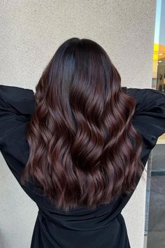 Não há muito que possa fazer com o cabelo castanho escuro sem ficar mais claro, mas não subestime a versatilidade das madeixas subtis e dos tonalizantes divertidos. Basta olhar para esta balayage cereja cola escura: é viva e vibrante e continua a pertencer totalmente à categoria das morenas escuras. // Crédito da foto: instagram @hairbyvalerien Mild Hair Color, Autumnal Balayage Brunette, Brunette Mahogany Balayage, Cherry Brown Balayage On Black Hair, Black Cherry Hair Balayage, Mahogany Brunette Hair, Fall Dark Brunette Hair Color, Color Hair For Brown Skin, October Hair Color Ideas