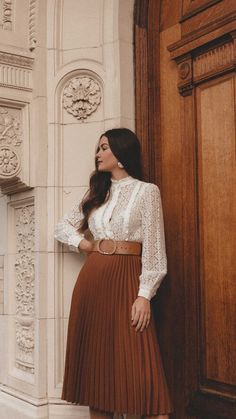 Dino Skirt, Sarah Butler, Brown Pleated Skirt, Classic Style Outfits, Modest Fashion Outfits, Mode Inspo, Feminine Outfit, Mode Vintage, Winter Fashion Outfits