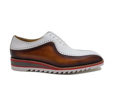 Oxford Brogue con puntera de bicicleta clásica y moderna con acabado de pátina de dos tonos. Ilumina tu guardarropa. Contraste de color Suela ligera para comodidad durante todo el día. KS550-05T White Wingtip Oxfords With Brogue Detailing, Brown Wingtip Oxfords With Red Sole, Two Tone Brogues, Classic Bicycle, Wardrobe Color, Loafer Sneakers, Navy And Brown, Lacing Sneakers, Shoe Size Conversion